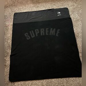 Supreme X The North Face Black Arc Logo Denali Fleece Blanket